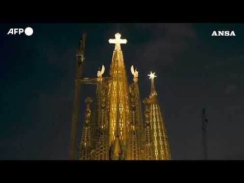 Il Papa alla Sagrada Familia, spettacolo di luci su Barcellona #ansa #news