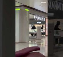 Rapina con fumogeni e colpi a salve in una gioielleria nel milanese #ansa #news