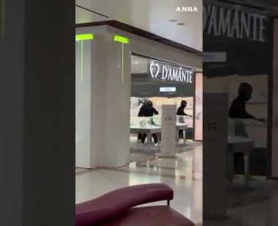 Rapina con fumogeni e colpi a salve in una gioielleria nel milanese #ansa #news