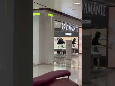 Rapina con fumogeni e colpi a salve in una gioielleria nel milanese #ansa #news