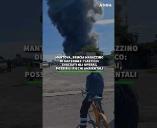 Mantova, brucia magazzino di materiale plastico: evacuati gli operai, possibili rischi ambientali