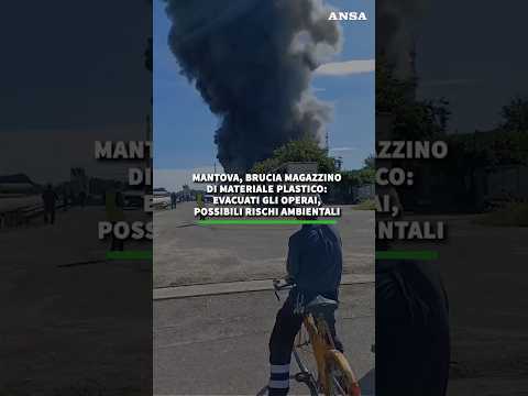 Mantova, brucia magazzino di materiale plastico: evacuati gli operai, possibili rischi ambientali