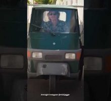 Mick Jagger guida l&rsquo;Ape tra i vicoli di Stromboli #ansa #news