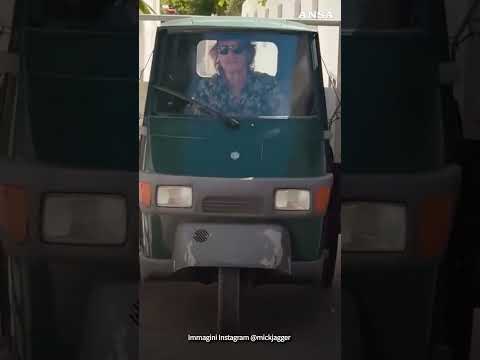 Mick Jagger guida l&rsquo;Ape tra i vicoli di Stromboli #ansa #news