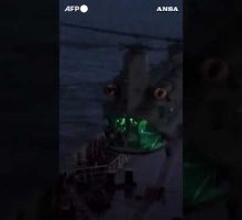Spettacolare blitz nella Manica:iRoyal Marines fermano una petroliera della flotta-ombra russa#ansa