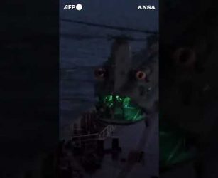 Spettacolare blitz nella Manica:iRoyal Marines fermano una petroliera della flotta-ombra russa#ansa
