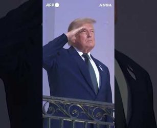 Festa alla Casa Bianca per gli 80 anni di Trump, l'incontro di arti marziali #ansa #news