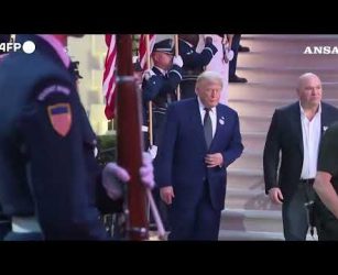 Trump arriva all'UFC Freedom 250 sul prato della Casa Bianca