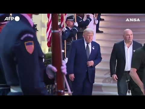 Trump arriva all'UFC Freedom 250 sul prato della Casa Bianca