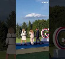 G7, Macron posta l'arrivo di Meloni sulle note di "Felicit&agrave;" di Albano e Romina #ansa #news