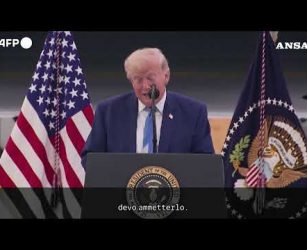 Trump presenta il nuovo Air Force One: "Trasformato in una Casa Bianca volante"