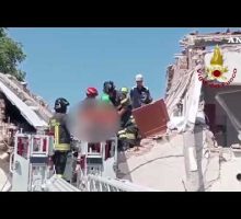 Crolla palazzina nell'Anconetano, estratta viva una persona