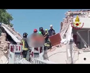Crolla palazzina nell'Anconetano, estratta viva una persona