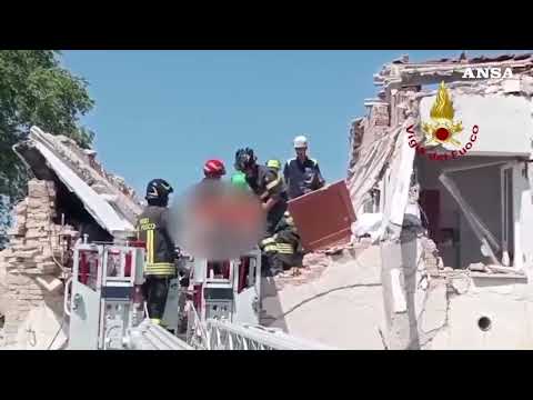 Crolla palazzina nell'Anconetano, estratta viva una persona