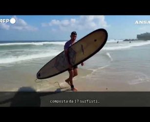 A Gaza, il surf diventa sopravvivenza: "Ci permette di respirare"
