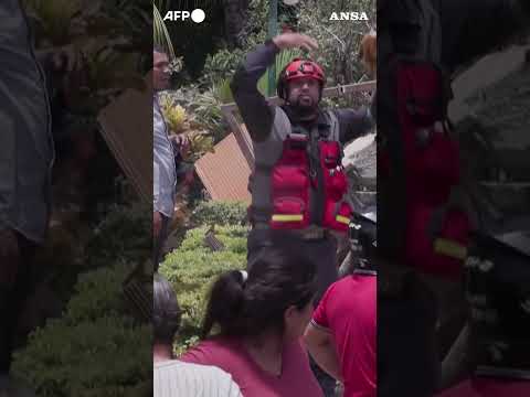 Sisma in Venezuela, a La Guaira si scava tra le macerie #ansa #news