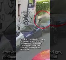 La polizia arresta i Bonnie and Clyde dei furti di moto in centro a Milano #ansa #news