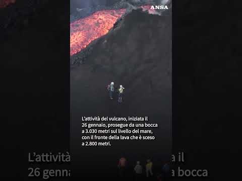 Spettacolo sull&rsquo;Etna, la colata lavica vista dal drone