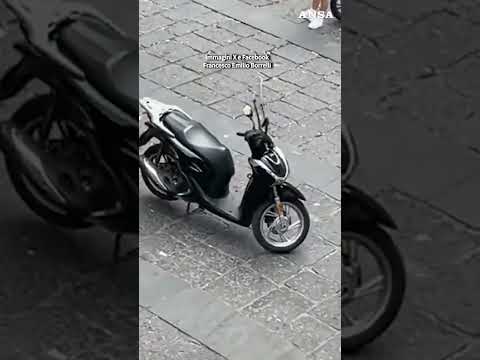 Spari in centro a Napoli, sui social i video in stile Gomorra: sequestrato un Kalashnikov #ansa