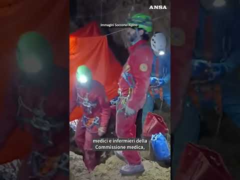 Salvato dopo 12 ore lo speleologo 20enne bloccato in una grotta nella provincia di Cuneo #ansa #news