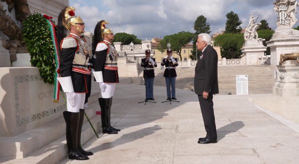 2 Giugno, Mattarella depone una corona d’alloro sulla tomba del Milite Ignoto