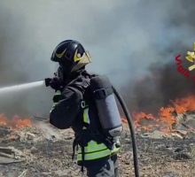 Incendio in un campo nomadi tra Settimo San Pietro e Selargius, le immagini