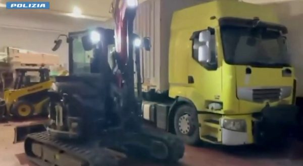 Riciclavano mezzi da cantiere esportandoli all’estero, 17 indagati