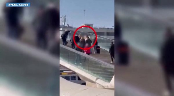 Porter abusivi, a Venezia tre arresti per estorsioni e rapine ai turisti