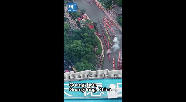 Cina, oltre 170 dragon boat sfilano nel centro di Guangzhou