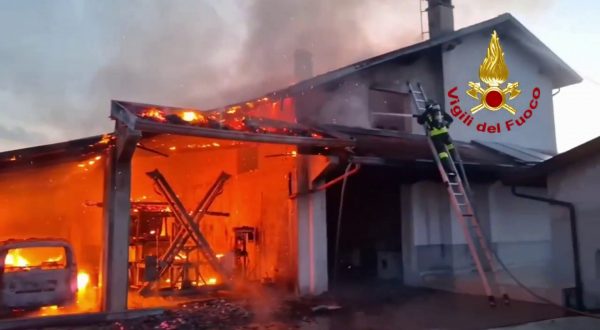 Ad Aviano incendio in una rimessa agricola