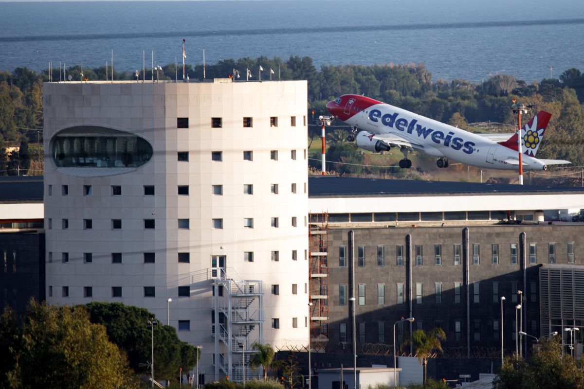 Etna, nuova nube di cenere: sospesi gli arrivi all&rsquo;aeroporto di Catania