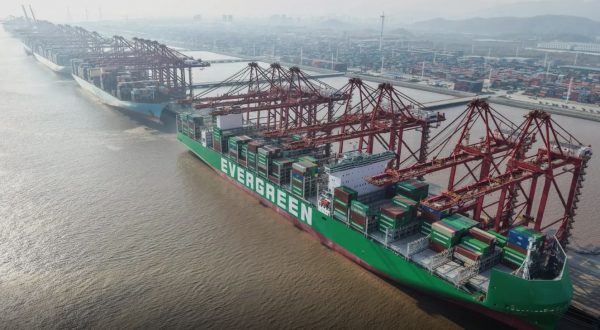 In Cina otto dei primi dieci porti al mondo per volume di merci movimentate
