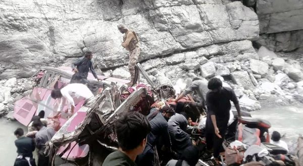 Bus precipita in un burrone in Pakistan, almeno 40 morti