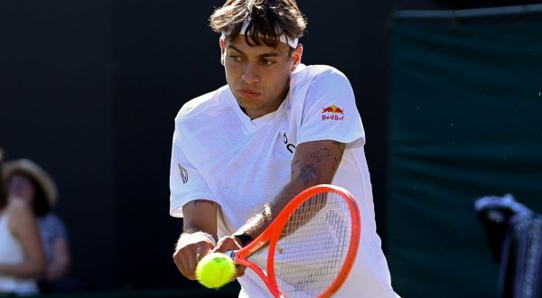 Cobolli piega Khachanov in 5 set e vola agli ottavi di Wimbledon