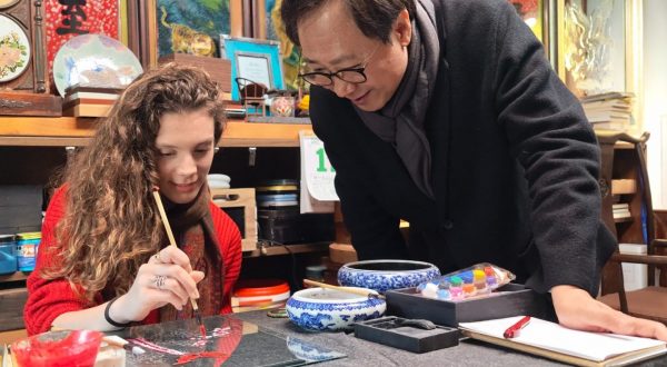 Dall’Italia alla Cina, dottoranda impara l’arte della pittura su vetro a Tianjin
