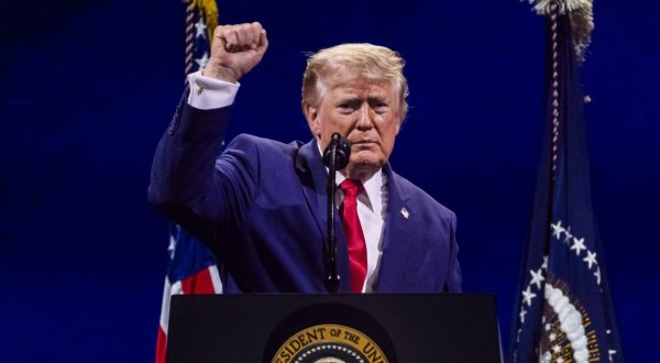 Trump “Gli Usa più ricchi e forti che mai, il comunismo cancro da estirpare”