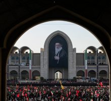 In migliaia a Teheran per la cerimonia funebre di Ali Khamenei