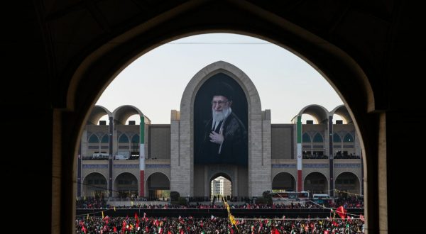 In migliaia a Teheran per la cerimonia funebre di Ali Khamenei