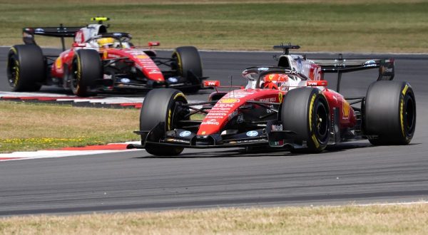 Vittoria Ferrari con Leclerc a Silverstone, Russell e Hamilton sul podio