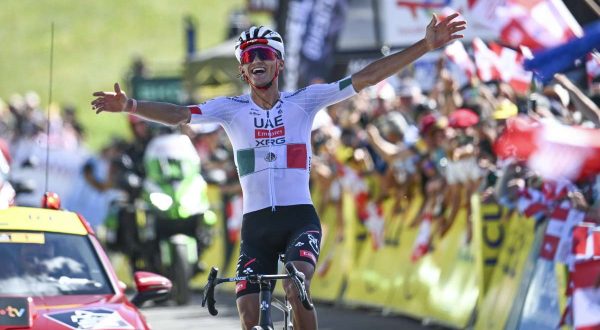 Del Toro vince 2^ tappa su Pogacar, Vingegaard resta leader del Tour