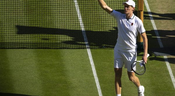 Sinner ai quarti di Wimbledon, battuto il giapponese Mochizuki