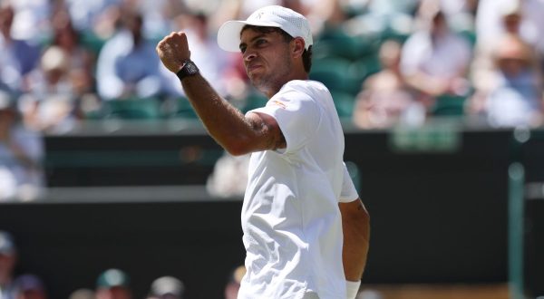 Cobolli batte De Minaur in tre set e vola ai quarti di Wimbledon