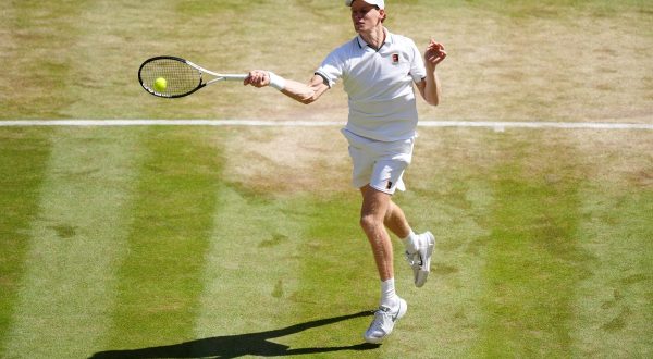 Sinner batte Struff e vola in semifinale a Wimbledon