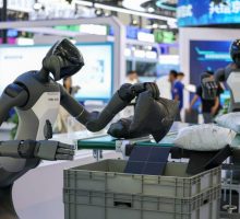 Cina, nel 2026 la produzione di robot umanoidi superer&agrave; le 100.000 unit&agrave;