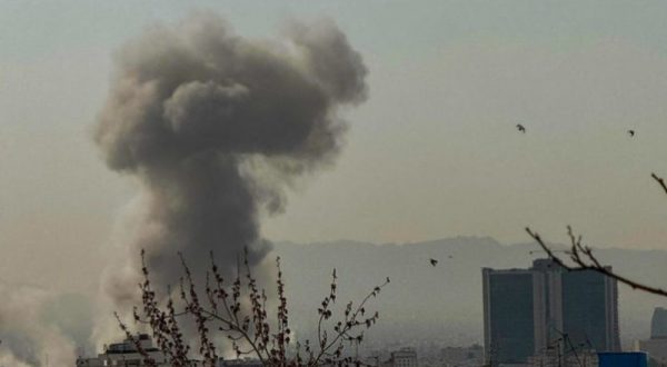 Gli Stati Uniti colpiscono 90 obiettivi in Iran, Teheran attacca basi Usa
