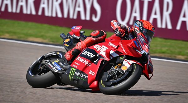 Marc Marquez in pole al Sachsenring, caduta per Bezzecchi