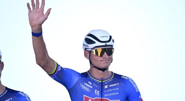 Van der Poel timbra la nona tappa al Tour, Pogacar resta in giallo