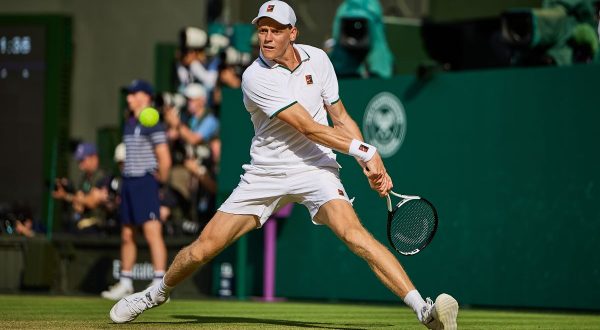 Sinner resta il re di Wimbledon, battuto Zverev in 4 set