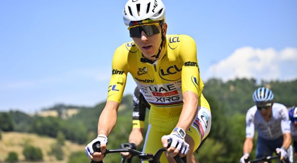 Al Tour ennesimo acuto di Pogacar, sempre più maglia gialla