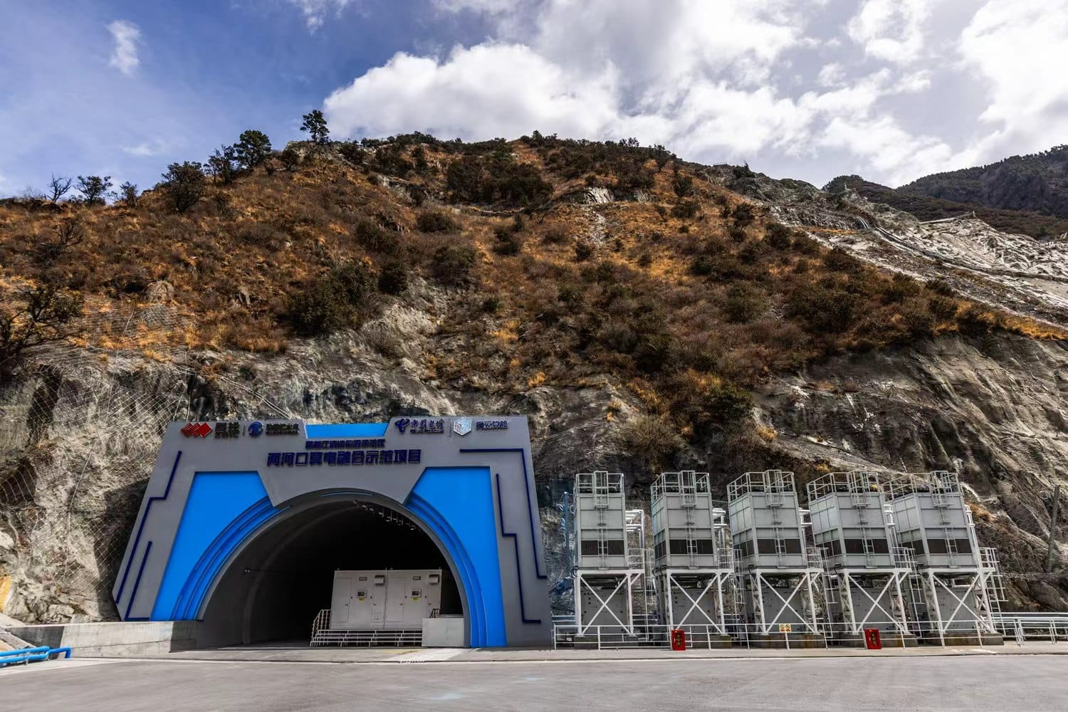 Cina, l&rsquo;IA gestir&agrave; una maxi centrale di energia idroelettrica, eolica e solare